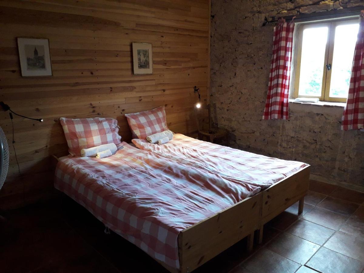 La Vache Tennis Privé Crux-la-Ville Extérieur photo